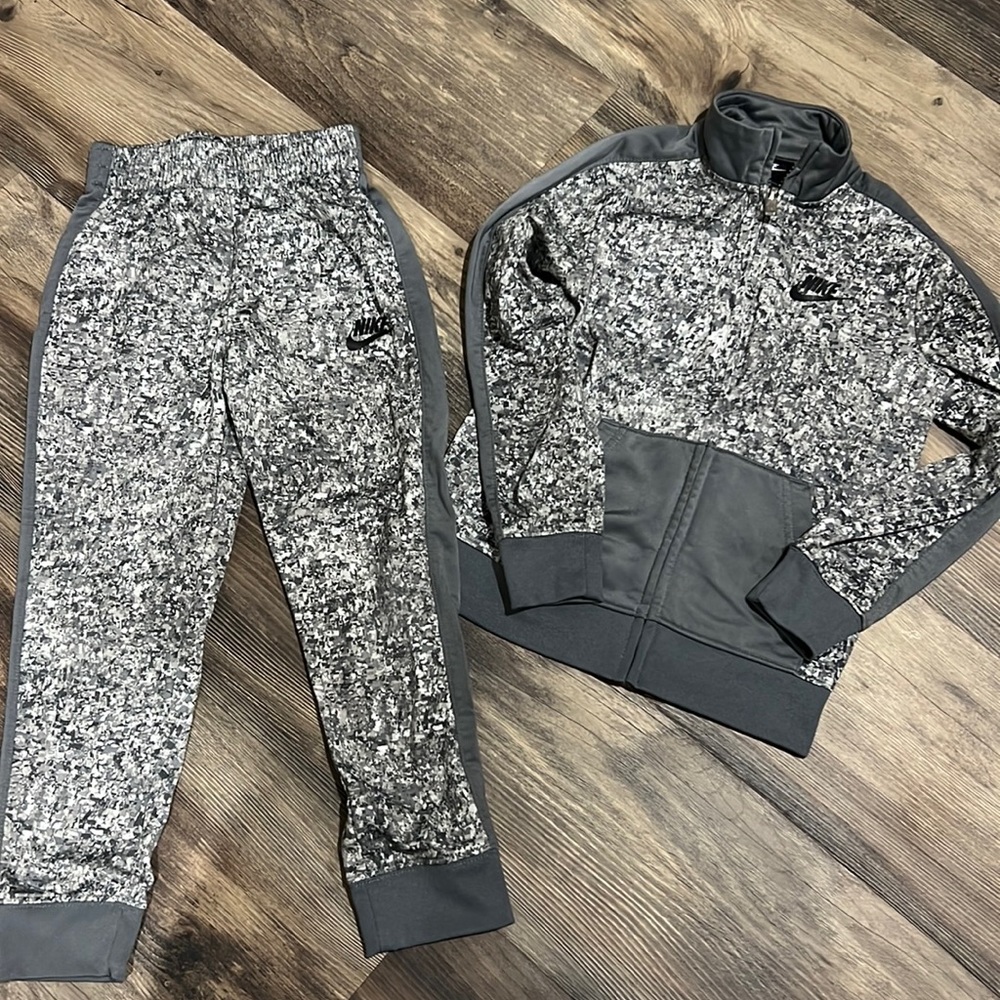 Boys Nike track suit. Size 6